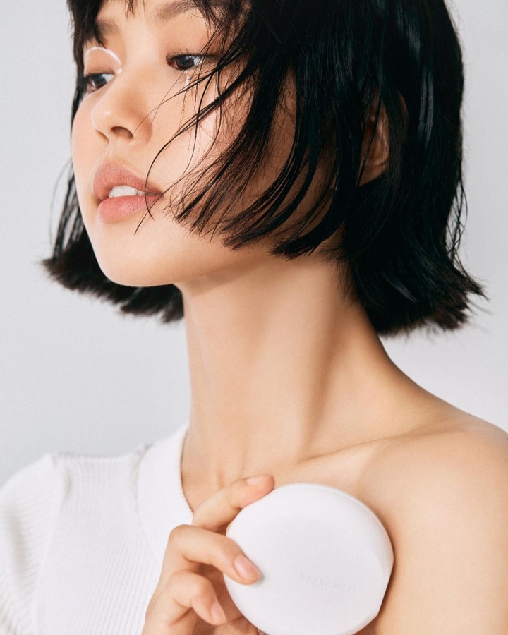 Tampil Nyentrik Dengan Rambut Pendek