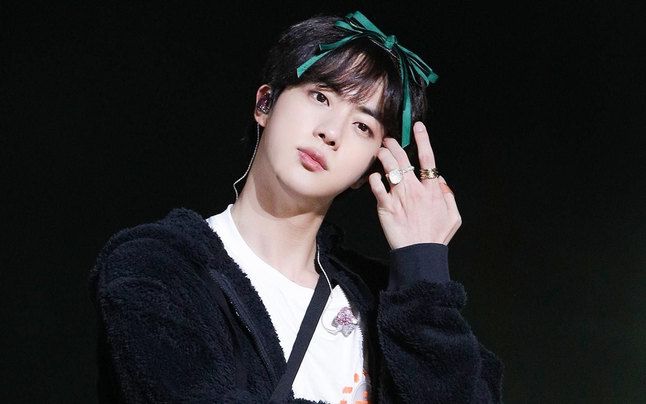 Gaya Rambut Kocak Jin BTS di Encore Konser LA, Hari Kedua Lebih Mengejutkan