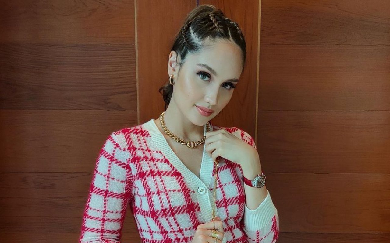 'Adu' Batik dengan Konsep Hollywood Glam, Penampilan Cinta Laura Disebut Gak Ada Lawan