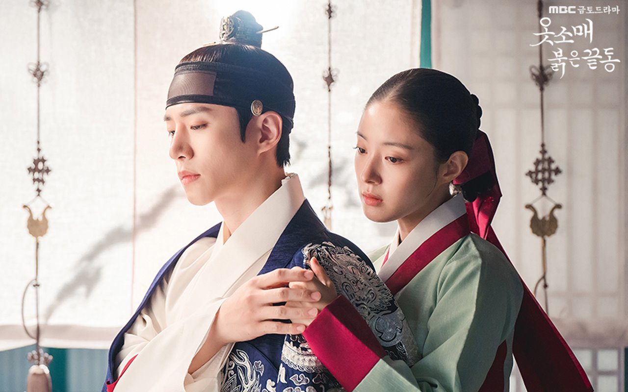 Chemistry Junho 2PM dan Lee Se Young Bersinar di Lokasi Syuting 'The Red Sleeve'