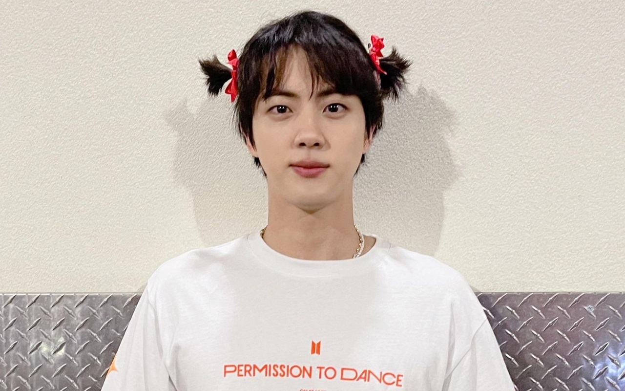 Jin BTS Ngakak Setengah Mati Lihat Kelakuan Liar Fanboy di Konser LA