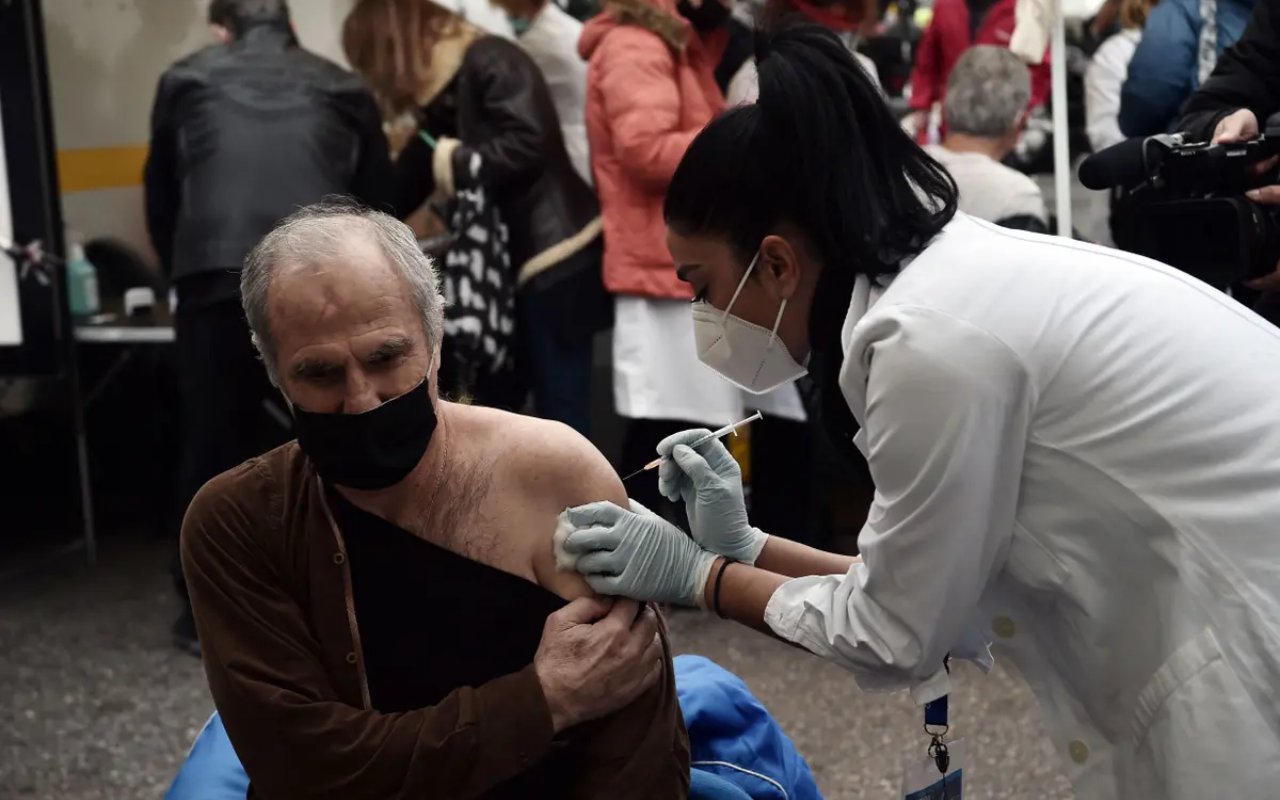 Yunani Wajibkan Vaksinasi COVID-19 Pada Lansia, yang Tak Mau Divaksin Dikenai Denda Rp1,6 Juta