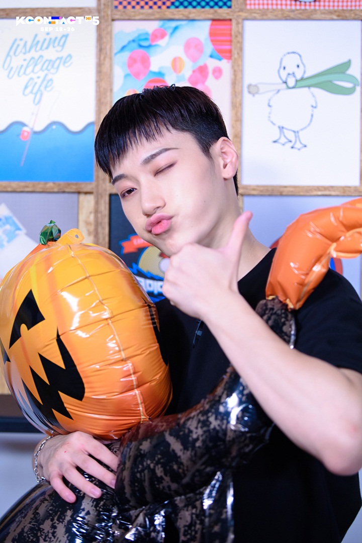 Tunjukkan <i>Aegyo</i> Menggemaskan