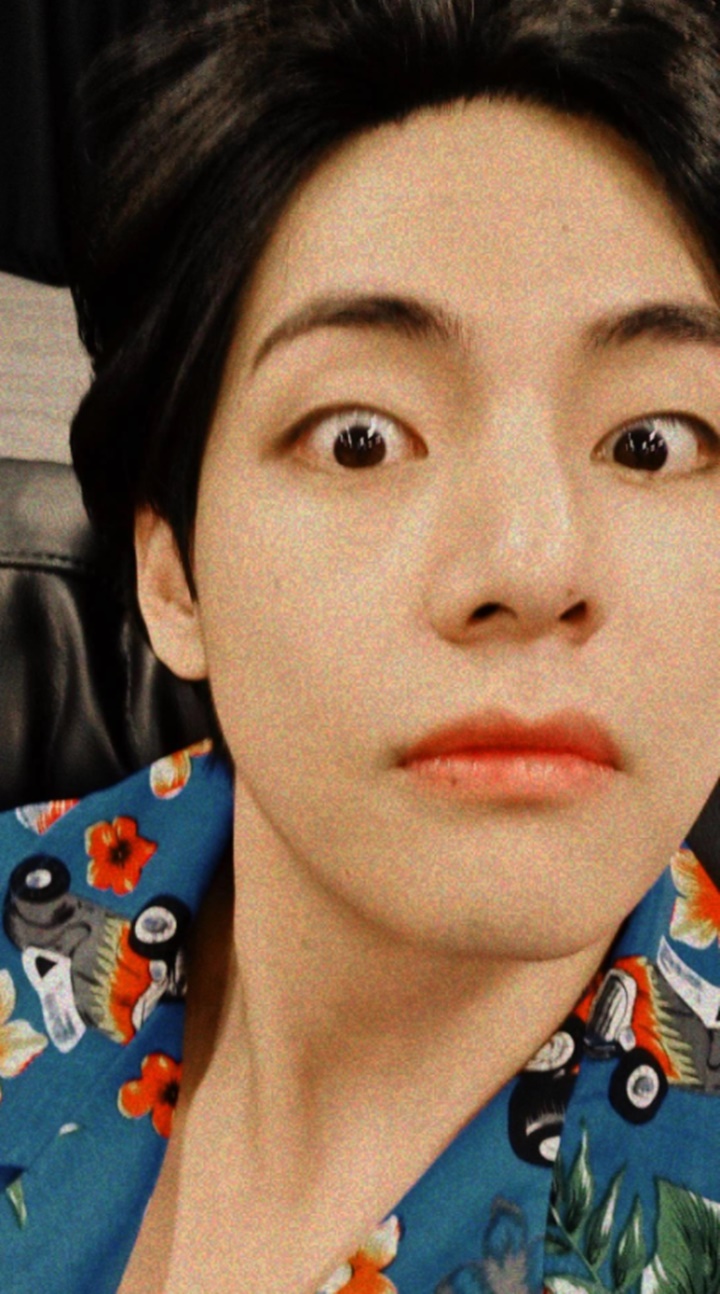 Selfie Ganteng V BTS Ini Tuai Perhatian Gara-Gara Waktu Postingnya 1