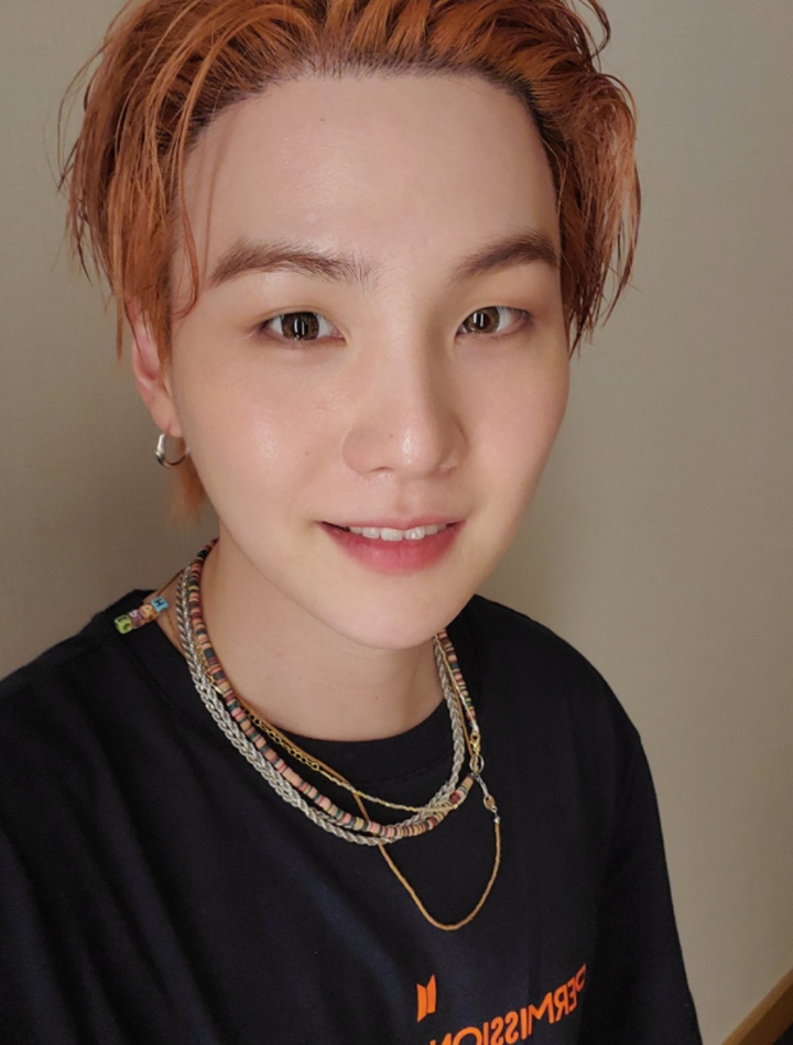 Selfie Ganteng V BTS Ini Tuai Perhatian Gara-Gara Waktu Postingnya 2