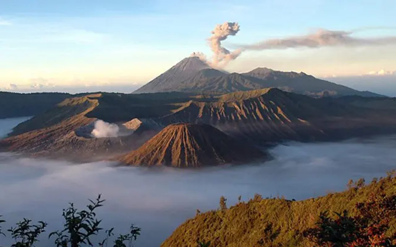 Gunung Semeru Erupsi: 1 Warga Meninggal, 8 Orang Terjebak Tak Bisa Dievakuasi Imbas Lahar Panas