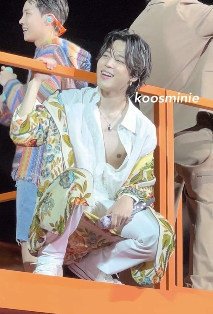 Uwu Banget, Jimin BTS Ditegur V Gara-Gara Terlalu Umbar Bodi di Konser LA
