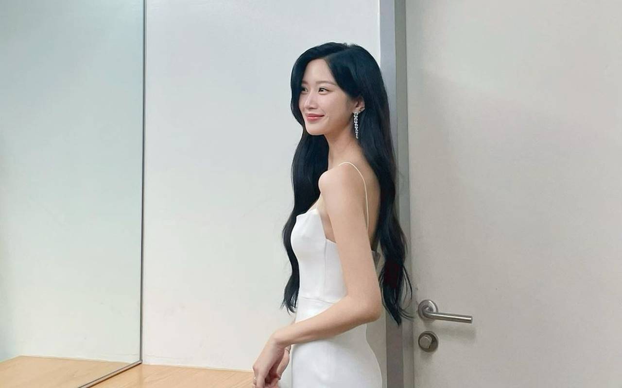 AAA 2021: Moon Ga Young Pakai Gaun Putih Mengkilau, Tato Cantik Jadi Penampakan Mengejutkan