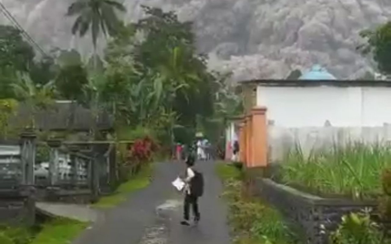 Korban Jiwa Erupsi Gunung Semeru Capai 15 Orang, Bupati Lumajang Tetapkan Status Tanggap Darurat
