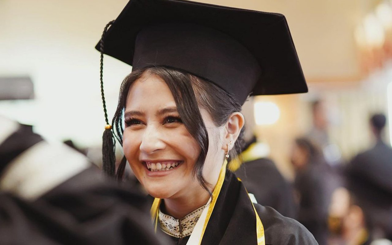 Prilly Latuconsina Pamer Penampilan Berkebaya Ketika Wisuda, Kecantikannya Dipuji Tak Pernah Gagal