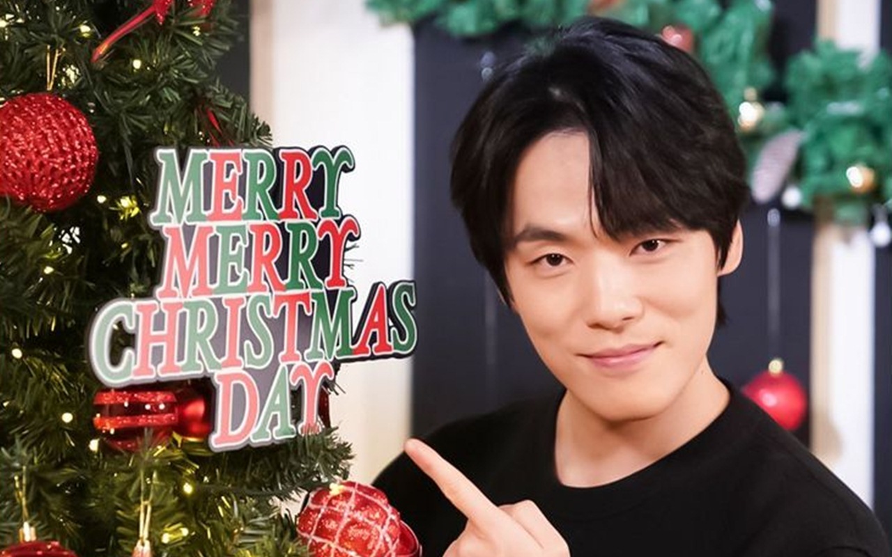 Comeback Dunia Hiburan, 7 Potret Tampan Kim Jung Hyun Gabung Christmas Carol Project 2021