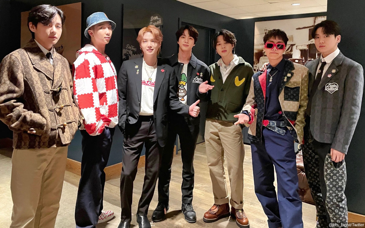 BTS Ogah Disuruh Foto Lompat, Cara Jungkook Nolak Keren Abis