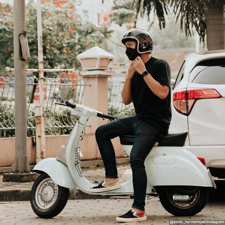 Bergaya Kasual Dengan Vespa Baru