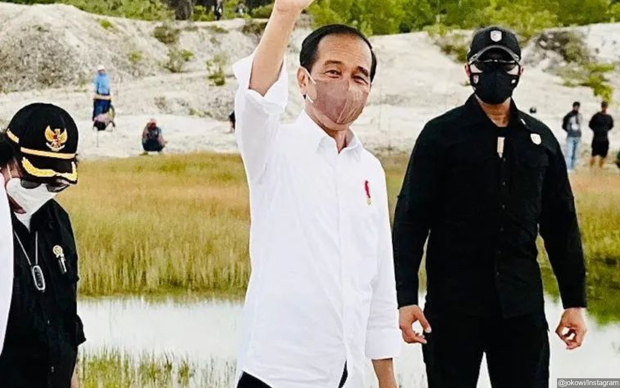 Viral Rekaman Jokowi Dilempar Gulungan Kertas Saat Kunjungi Lokasi Erupsi Gunung Semeru
