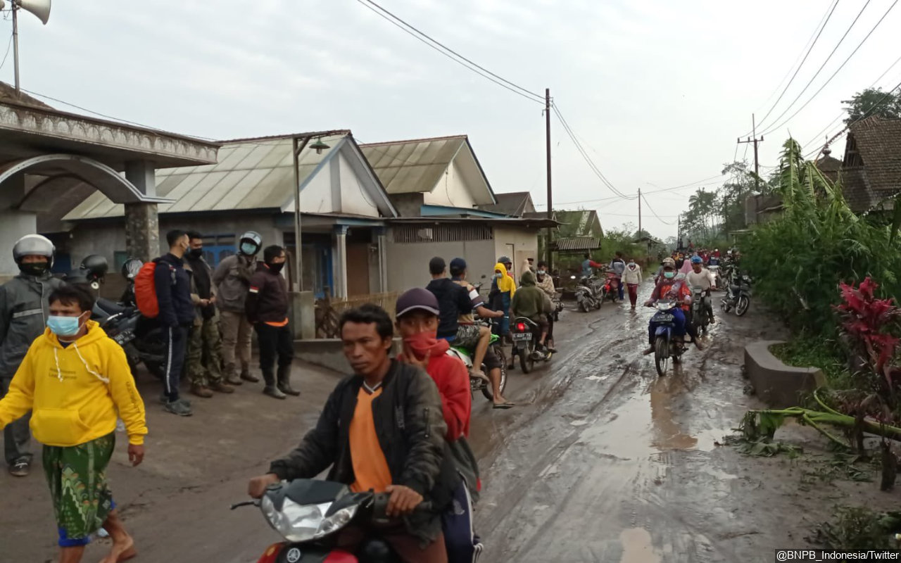 Erupsi Gunung Semeru Tewaskan 43 Orang, BPBD Lumajang Imbau Warga Beri Bantuan Berupa Dana