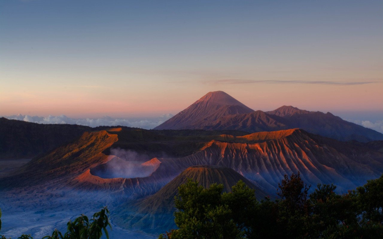Wisata Gunung Bromo Tetap Buka, Catat Banyak Pengunjung Datang Saat Erupsi Semeru Terjadi