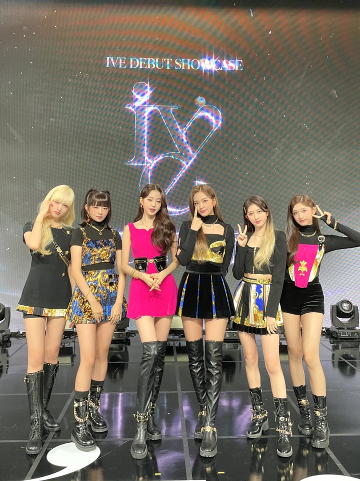 Antusias Saat Lakukan <i>Debut Showcase</i>