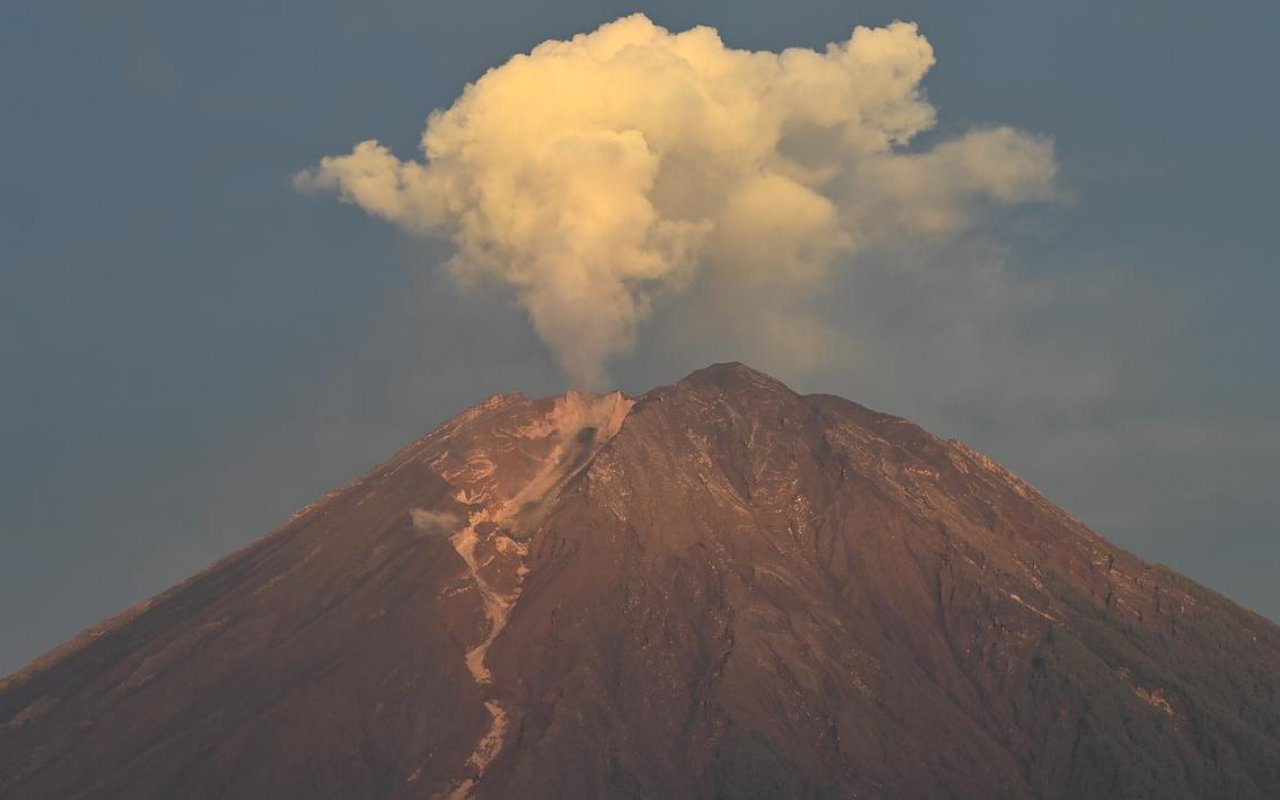 Curhat Warga Alami Erupsi Semeru: Ada Api Hingga Hujan Batu, Tak Berani Lihat Rumah yang Hancur