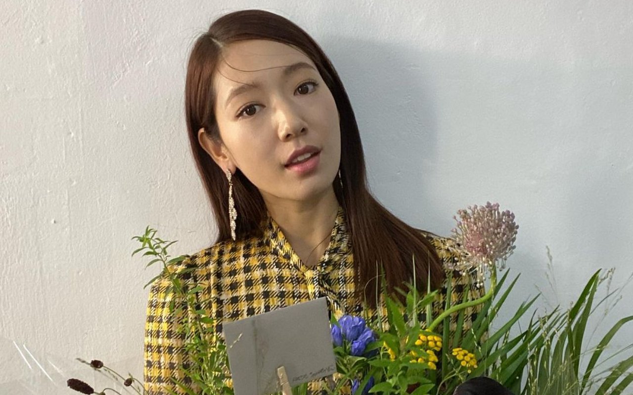 Park Shin Hye Pamer Selfie Perdana Usai Umumkan Hamil, Makin Glowing!