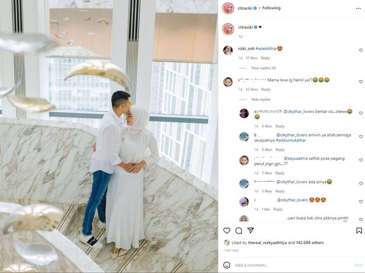Rezky Aditya Mesra Pegang Perut Citra Kirana, Kode Istri Hamil Lagi?