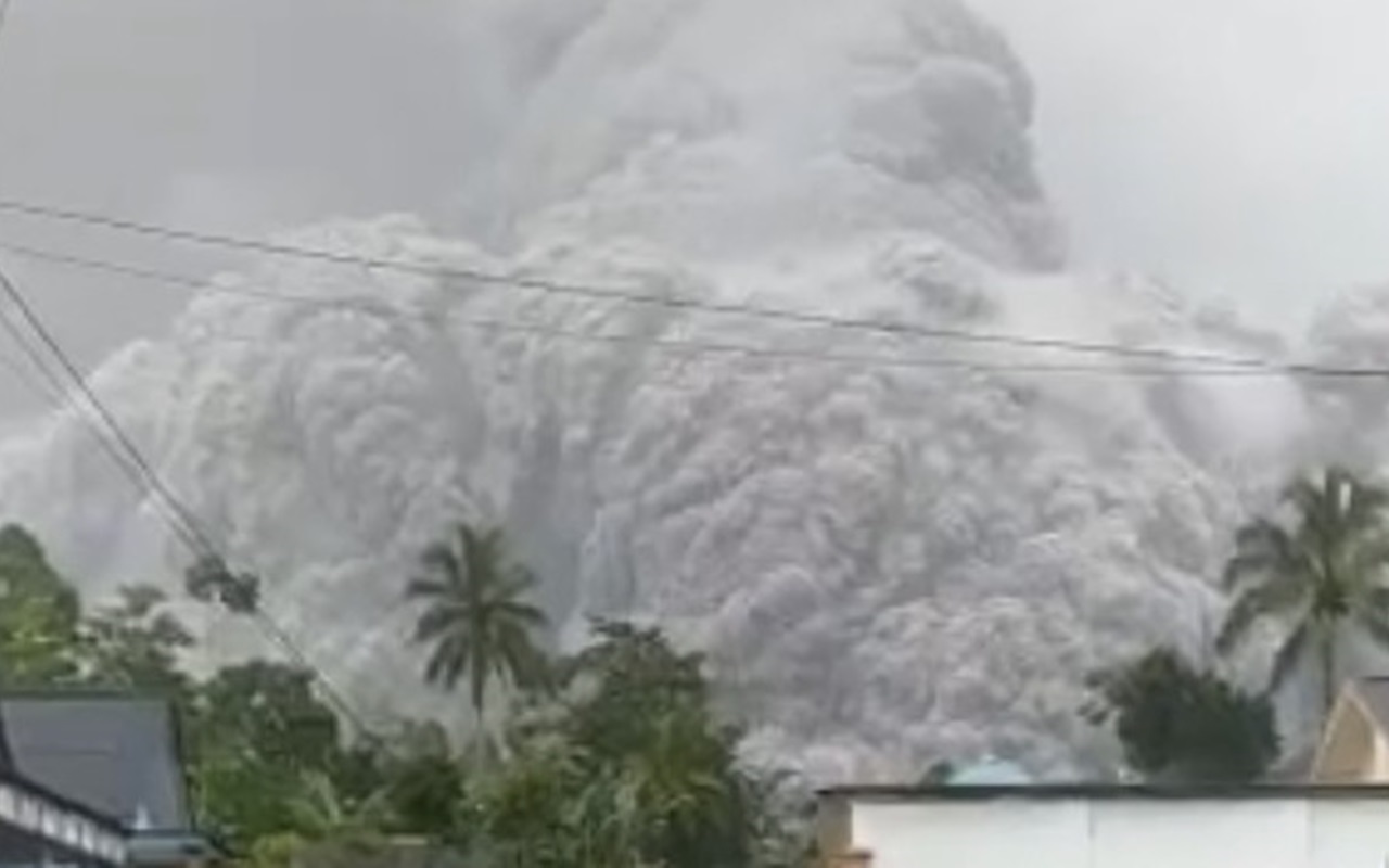 Gunung Semeru Alami Erupsi Dahsyat, Warga Akui Tak Terima Peringatan