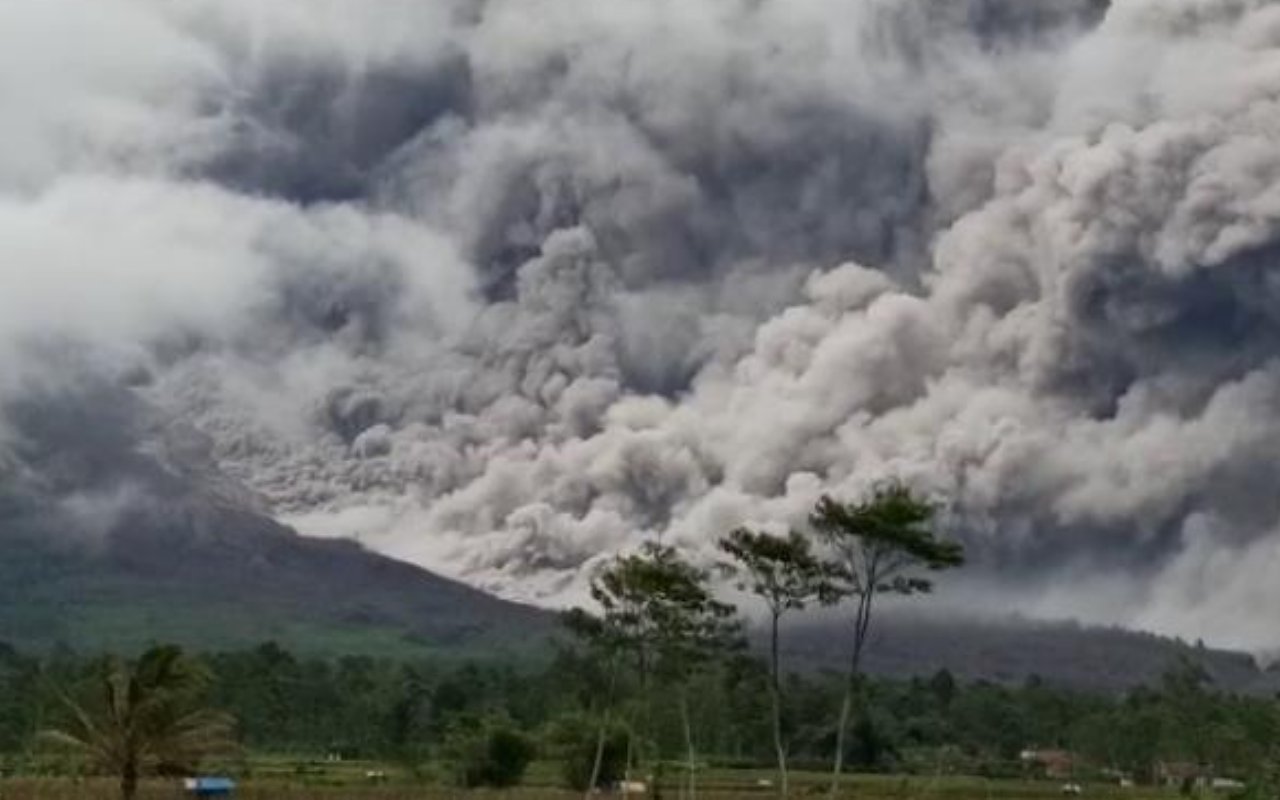 Korban Jiwa Erupsi Gunung Semeru Bertambah Jadi 48 Orang, Pengungsi Capai 9.997 Jiwa