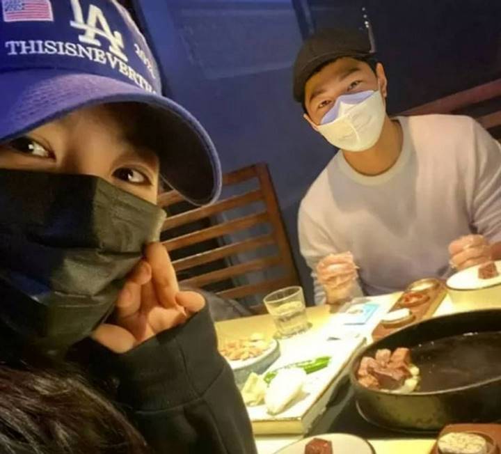 Shin Ye Eun Pamer Selfie Sedang \'Traktir\' L Infinite Saat Liburan di Masa Wamil