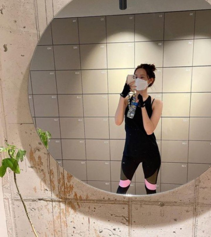Yoona SNSD Pamer Body Goals, Pinggang Semut Bikin Iri Maksimal