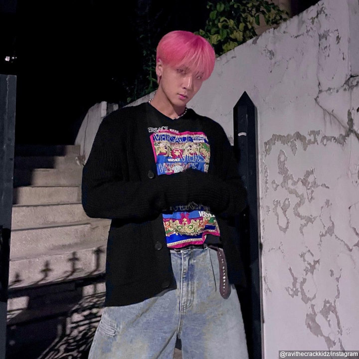 <i>Stunning</i> Dengan Rambut <i>Pink</i>