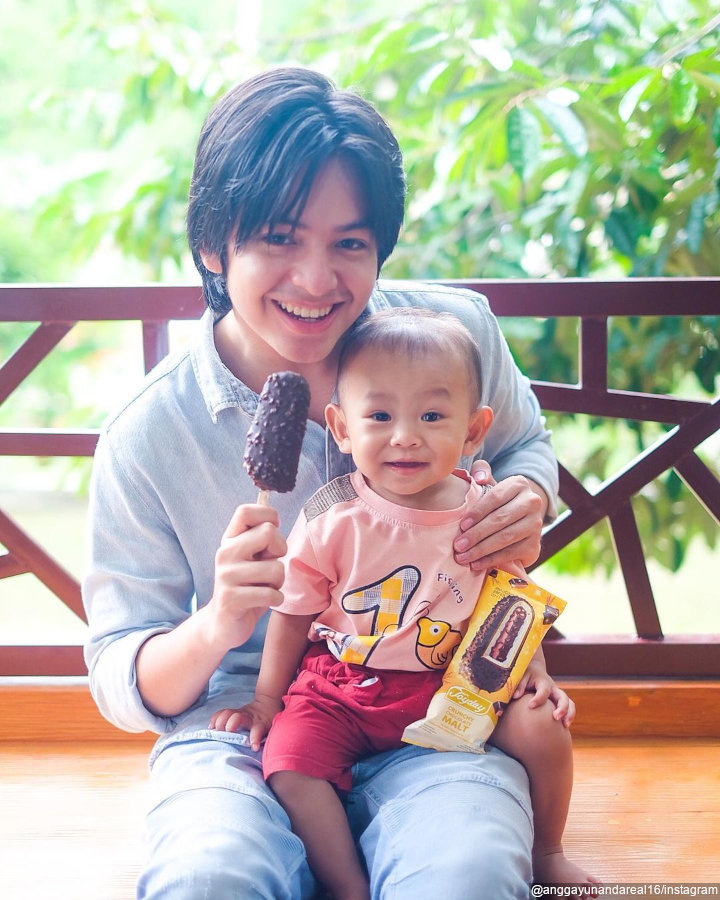 Menikmati Es Krim bersama