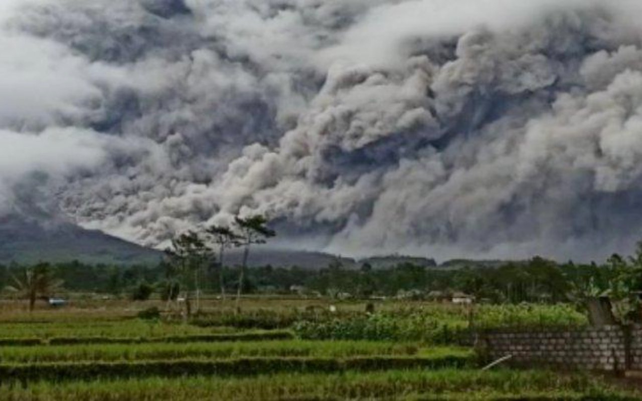 Gunung Semeru Erupsi Lagi Hingga Buat Warga Panik dan Lari Keluar Rumah