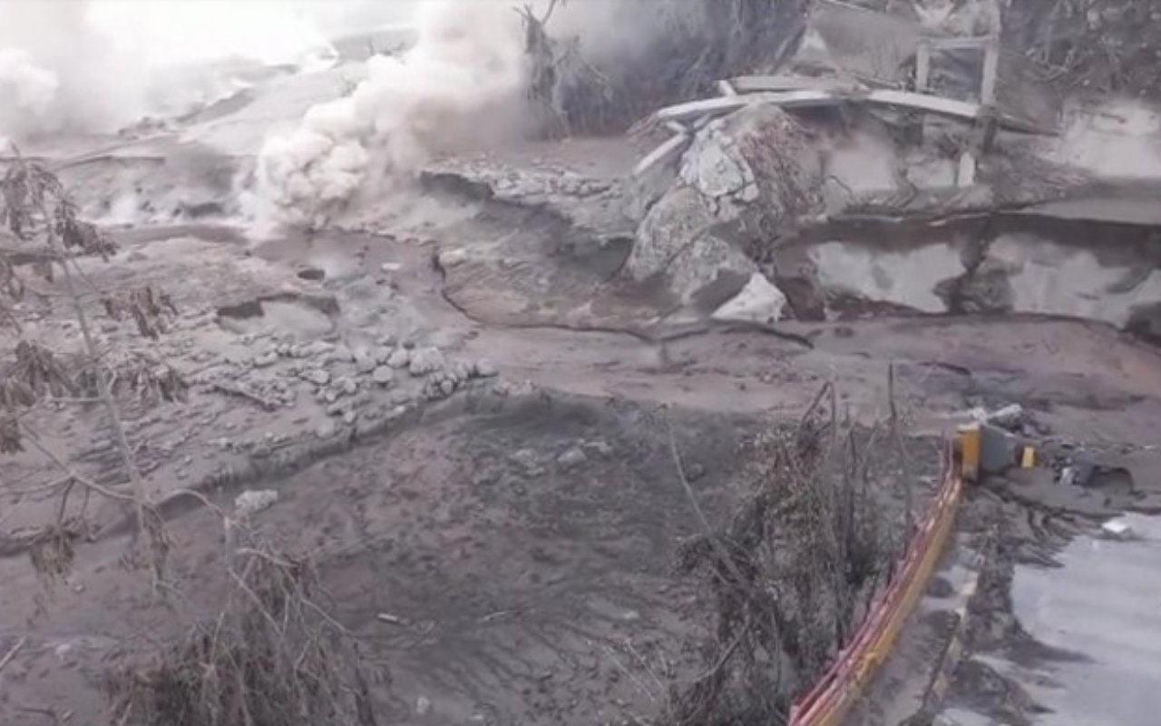 Diterjang Hujan Deras Selama 4 Jam, Warga Lereng Gunung Semeru Panik Terjadi Banjir Lahar Dingin