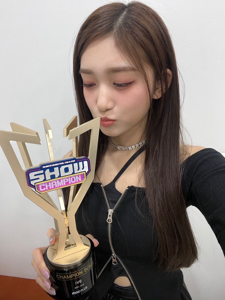 <i>Selfie</i> Uwu Dengan Piala Pertama