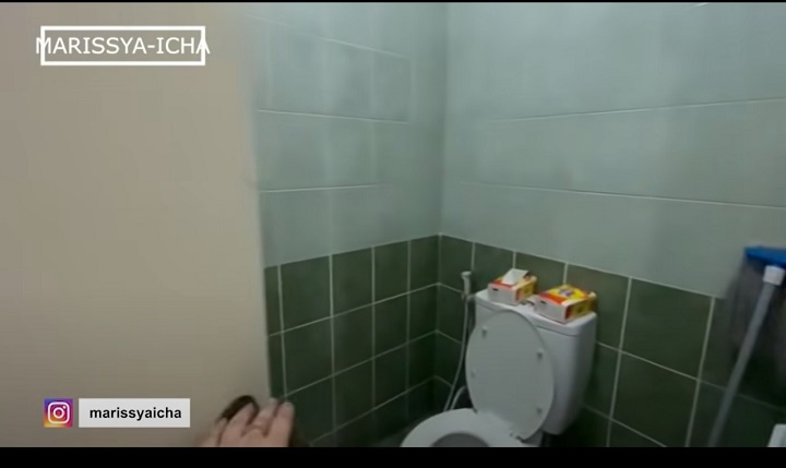 Ada beberapa kamar mandi