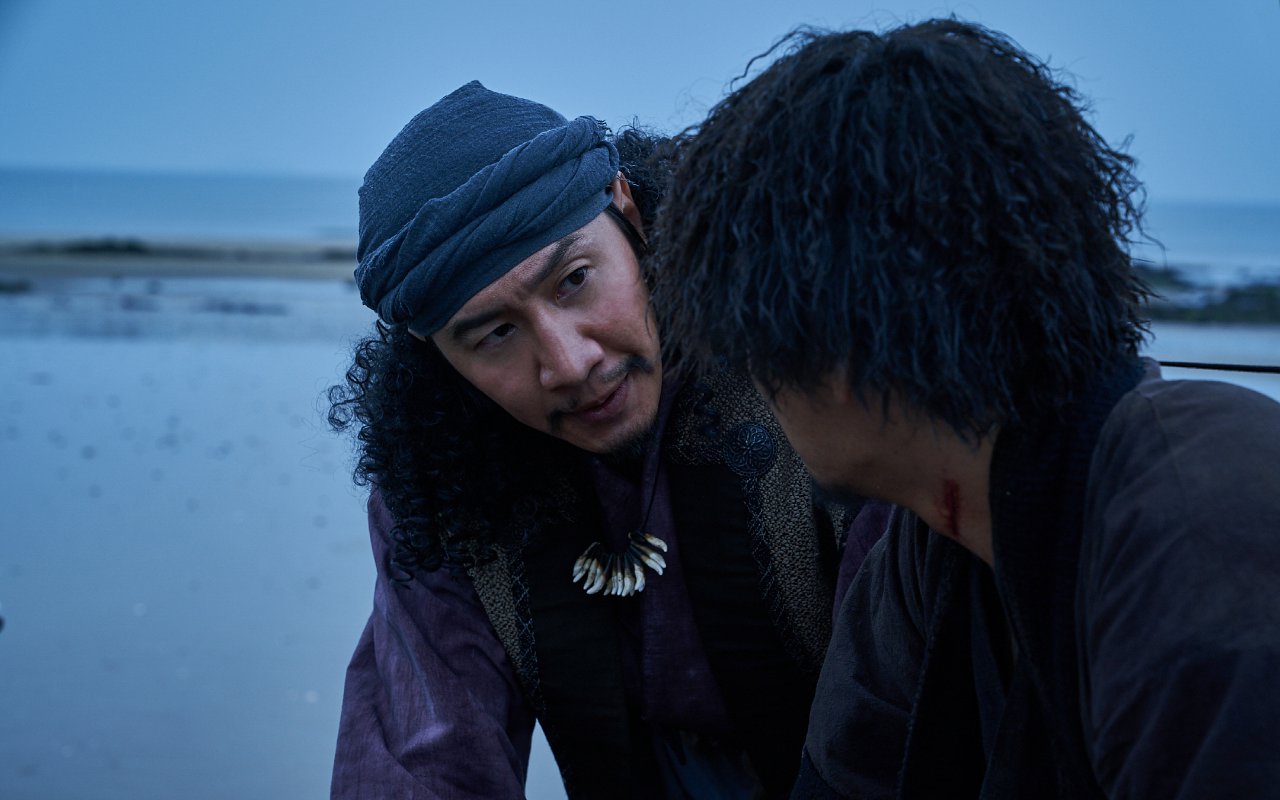 Lee Kwang Soo Tampil Eksentrik di Foto Adegan 'The Pirates 2', Begini Kata Sutradara