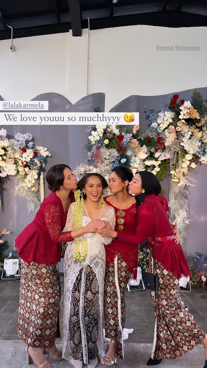 dihadiri oleh rekan dan keluarga