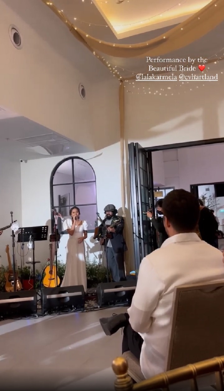 Lala menyanyi untuk Chris