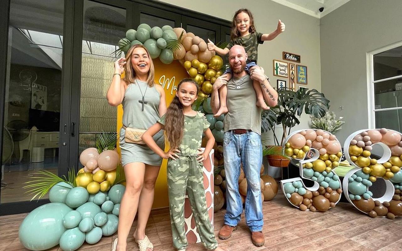 Melaney Ricardo Posting Foto Keluarga Edisi Natal Tanpa Suami, Keberadaan Tyson Lynch Dipertanyakan