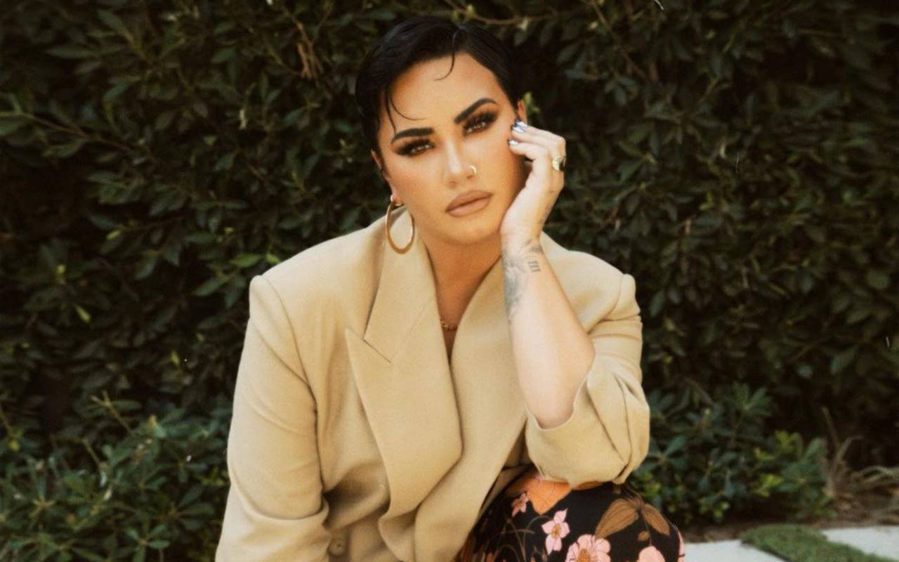 Kelewat Berani, Demi Lovato Debut Dengan Potongan Rambut Botak Di Natal 2021