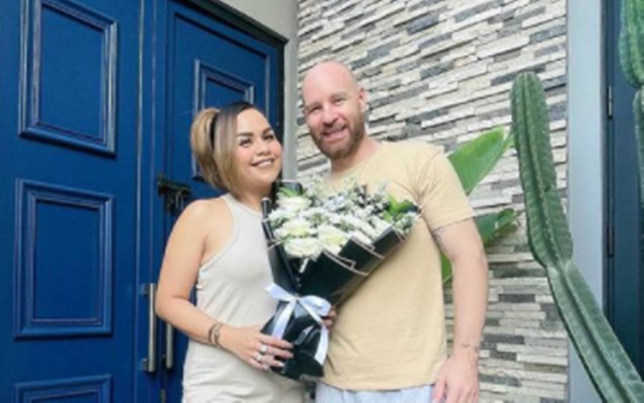 Melaney Ricardo Klarifikasi Foto Natal Tanpa Suami, Keberadaan Tyson Lynch Terungkap