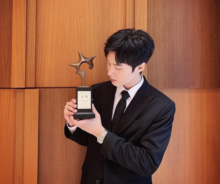 Pose Bareng Piala Pertama