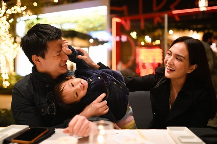 Tawa bahagia Shandy bersama keluarga