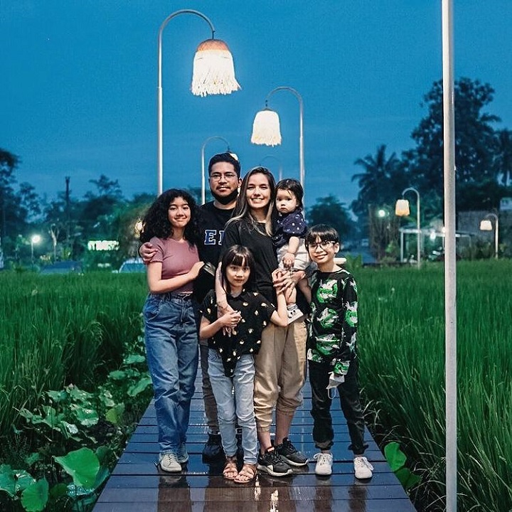 <i>Awesome family</i>