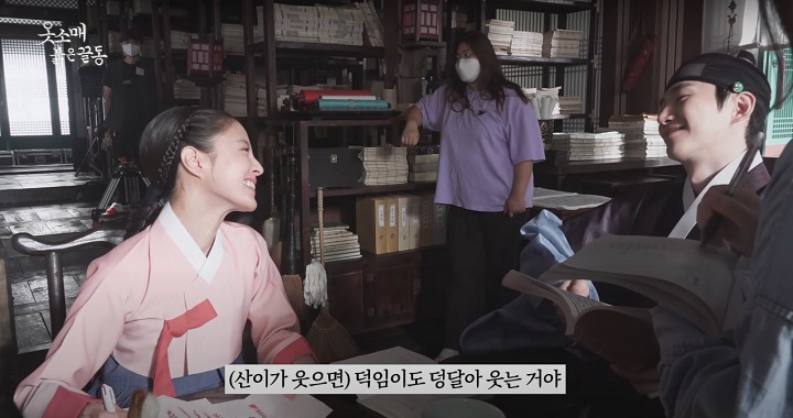 Junho dan Lee Se Young Asyik Bertatapan di Lokasi Syuting \'The Red Sleeve\', Sutradara Ngakak