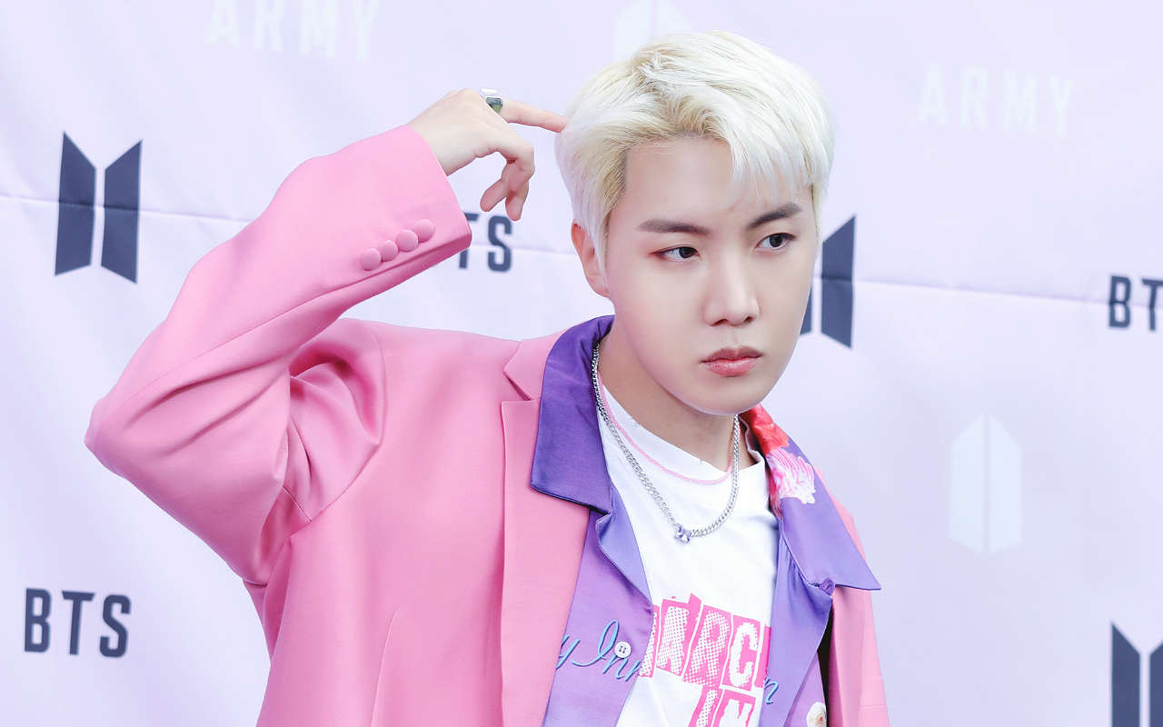 J-Hope BTS Sambut Tahun Baru 2022, Potret Keluarga Curi Perhatian