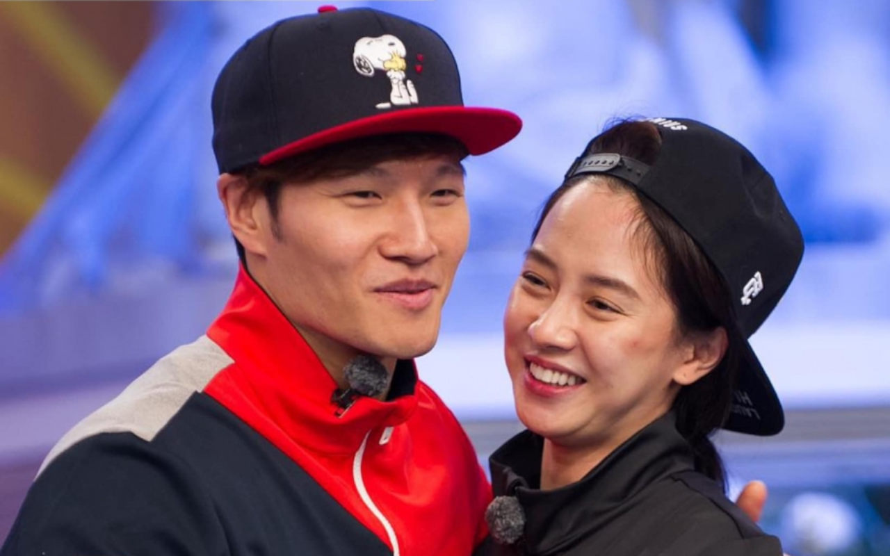 Beredar Foto Mesra Kim Jong Kook dan Song Ji Hyo di Tahun Baru, Ini Faktanya