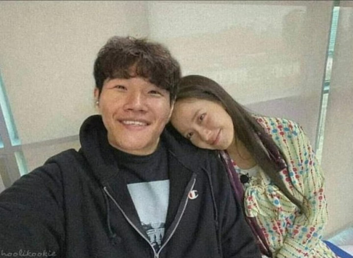 Beredar Foto Mesra Kim Jong Kook dan Song Ji Hyo di Tahun Baru, Ini Faktanya