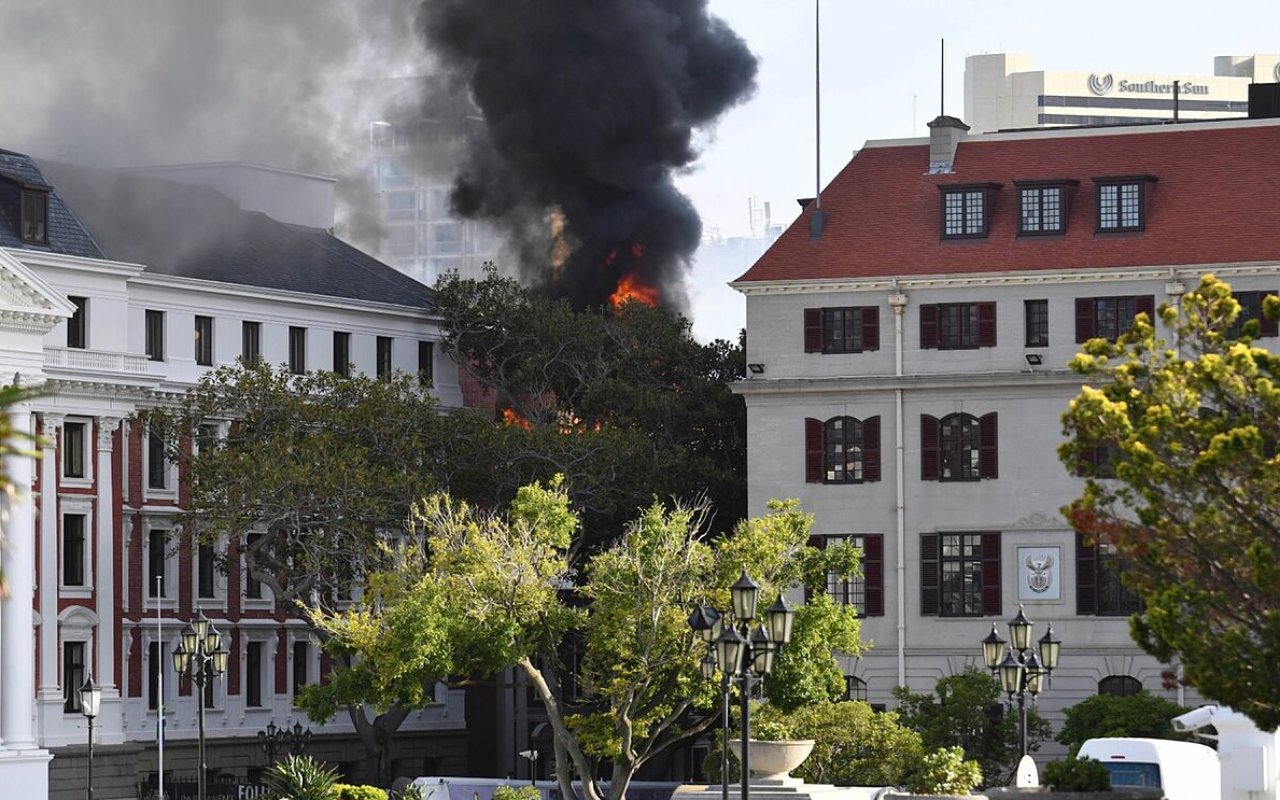 Kebakaran Besar Berdampak Pada Kerusakan Signifikan Kompleks Parlemen Afrika Selatan