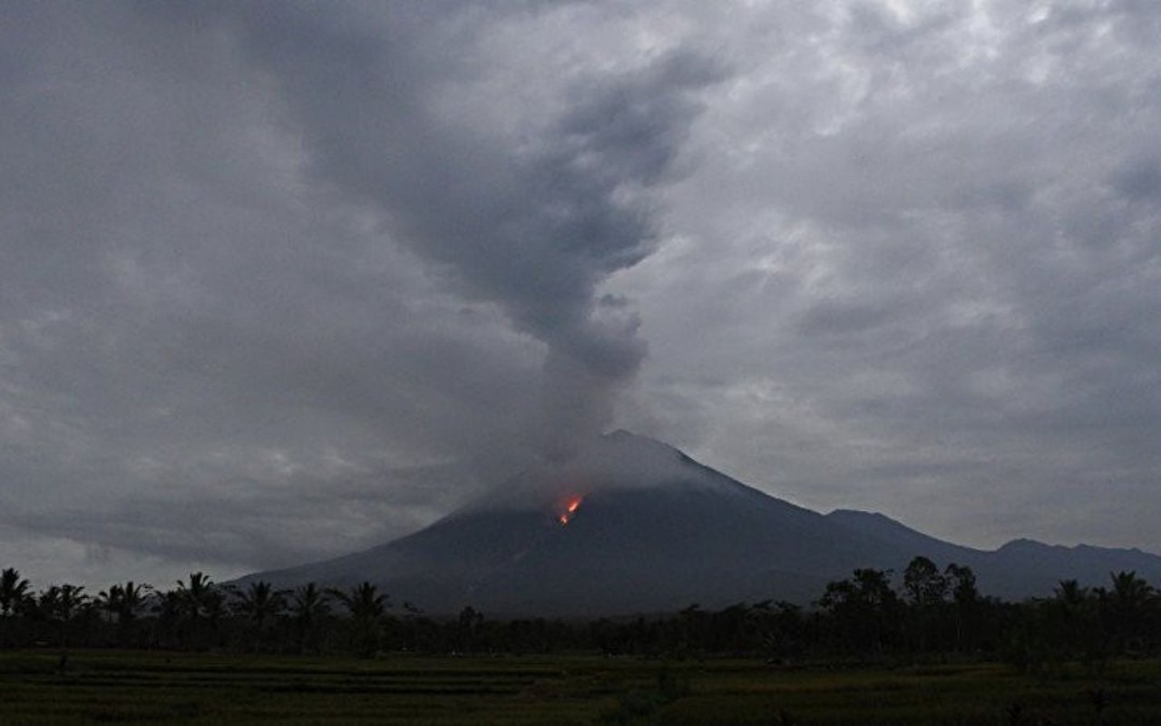 Semeru Kembali Keluarkan Awan Panas, Masyarakat Diminta Tak Beraktivitas Dalam Jarak Dekat