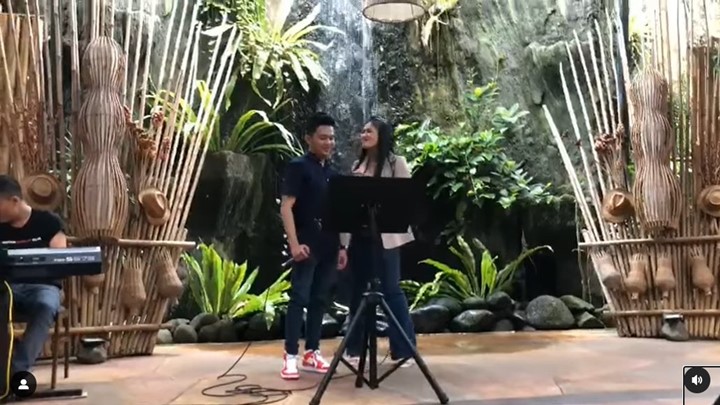 sama-sama miliki suara merdu